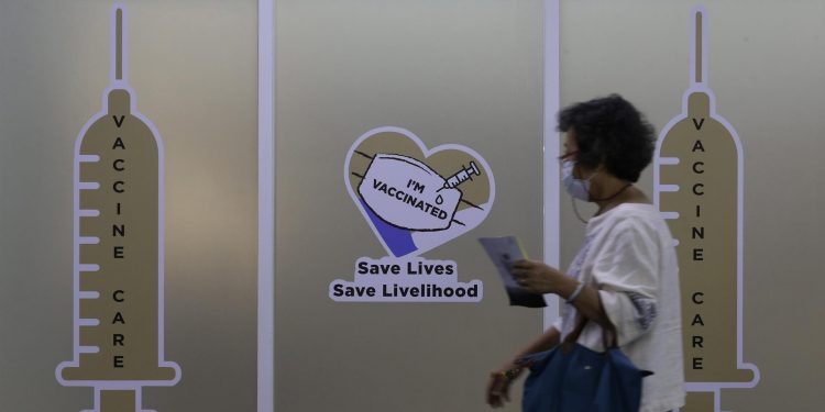 Vacunas de refuerzo evitan en un 80 % que ómicron provoque casos graves