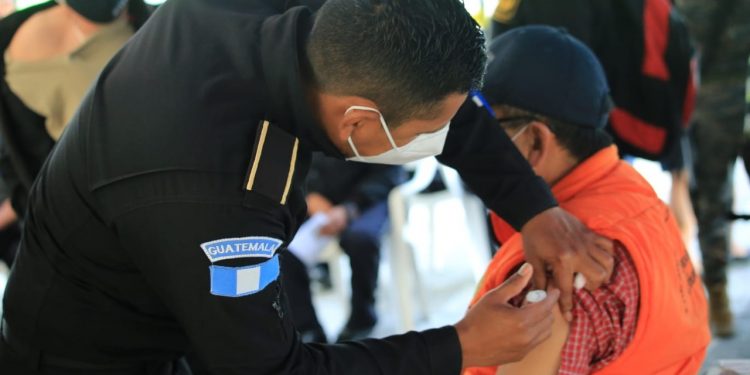 PNC habilita dos centros de vacunación contra COVID-19 en Izabal