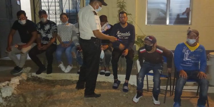 PNC brinda asistencia y remite a migración a 13 indocumentados