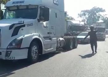 La PNC dialogó con transportistas para liberar tramos viales bloqueados.