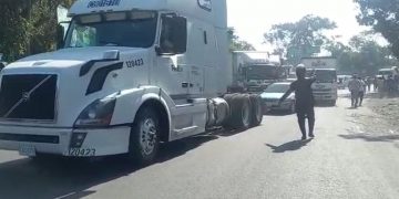 La PNC dialogó con transportistas para liberar tramos viales bloqueados.
