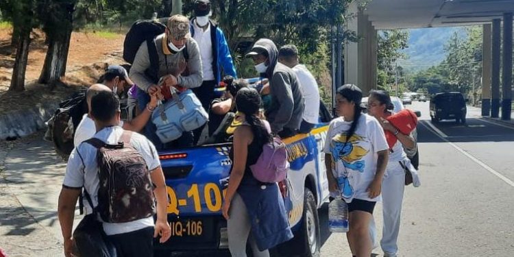 Fuerzas de seguridad asisten a 29 indocumentados de Venezuela y Haití