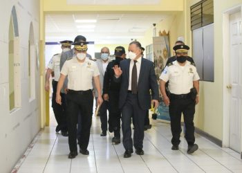 David Napoleón Barrientos Girón, ministro de Gobernación, visita las instalaciones de la Dirección General de la PNC