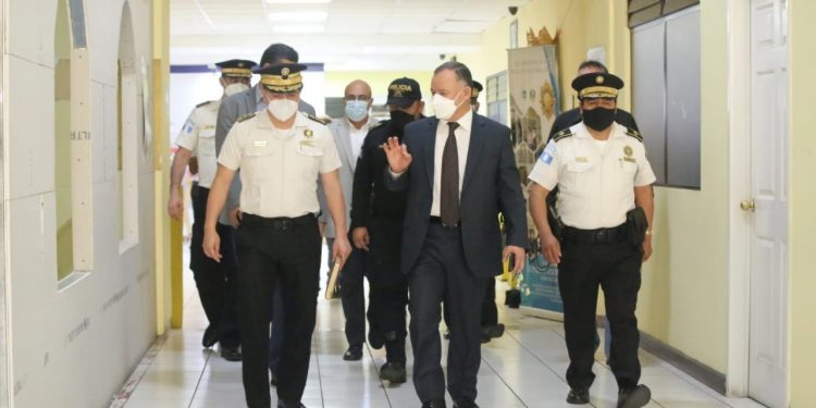 David Napoleón Barrientos Girón, ministro de Gobernación, visita las instalaciones de la Dirección General de la PNC