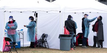 Estados Unidos suma más de 900 mil contagios diarios por COVID-19