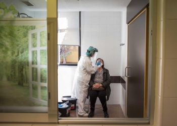 OMS insiste en que “no se debe subestimar el daño que causa ómicron”