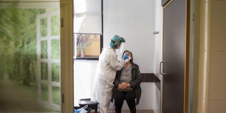 OMS insiste en que “no se debe subestimar el daño que causa ómicron”