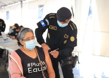PNC aplica refuerzos, primera y segunda dosis e hisopados en la Plaza de la Constitución