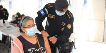 PNC aplica refuerzos, primera y segunda dosis e hisopados en la Plaza de la Constitución