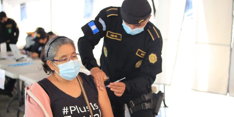 PNC aplica refuerzos, primera y segunda dosis e hisopados en la Plaza de la Constitución