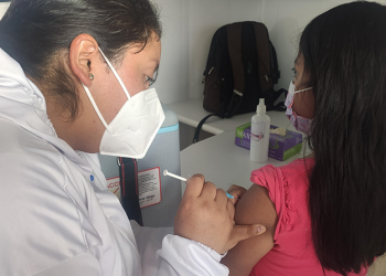 Brasil vacuna a niños contra covid y en Ecuador regresan a clases virtuales