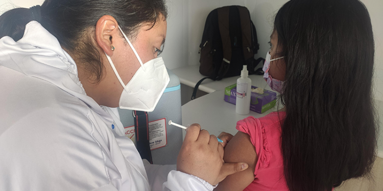 Brasil vacuna a niños contra covid y en Ecuador regresan a clases virtuales