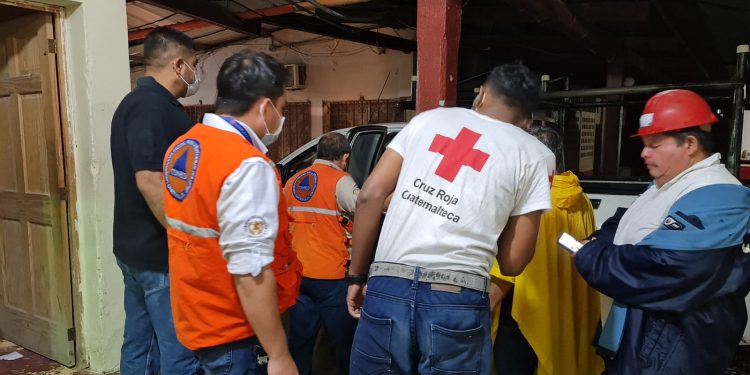 Conred asiste a afectados por lluvias en Izabal
