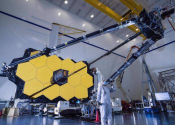 Telescopio Webb inicia en el espacio reto del desdoble de su espejo principal