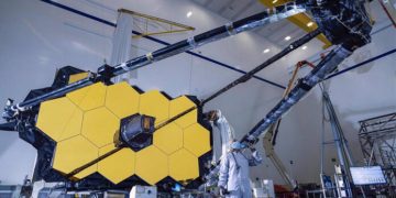 Telescopio Webb inicia en el espacio reto del desdoble de su espejo principal