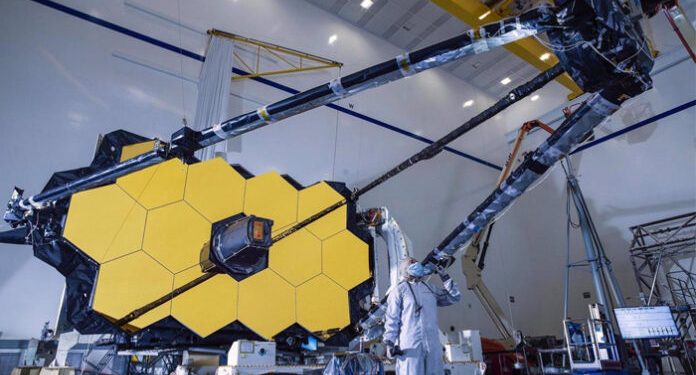Telescopio Webb inicia en el espacio reto del desdoble de su espejo principal