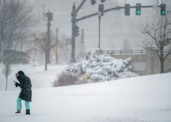 Miles de vuelos son cancelados por tormenta de nieve en Estados Unidos