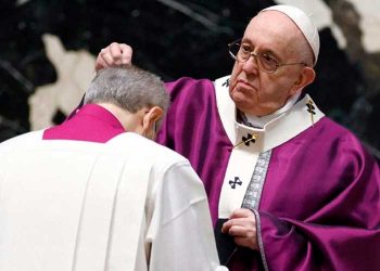 El Papa no celebrará el Miércoles de Ceniza por un problema de rodilla