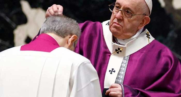 El Papa no celebrará el Miércoles de Ceniza por un problema de rodilla