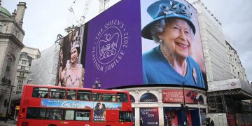 Isabel II cancela eventos virtuales porque aún tiene síntomas leves de COVID