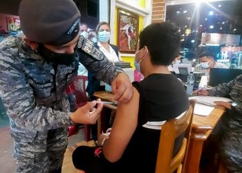 Retalhuleu: habilitan puesto de vacunación provisional en una panadería