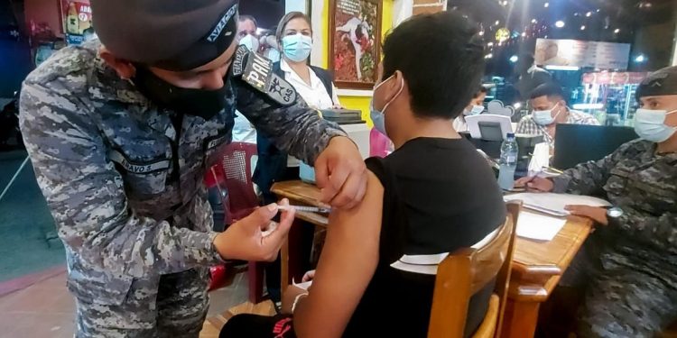 Retalhuleu: habilitan puesto de vacunación provisional en una panadería