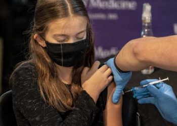 EMA evalúa dosis de refuerzo con Pfizer en adolescentes de 12 a 17 años