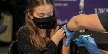 EMA evalúa dosis de refuerzo con Pfizer en adolescentes de 12 a 17 años