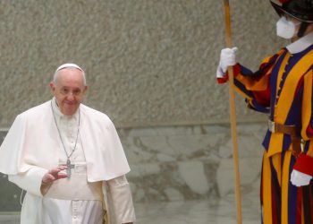 Papa pide que “no se acelere la muerte de ancianos” por ser “inhumano”