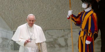 Papa pide que “no se acelere la muerte de ancianos” por ser “inhumano”