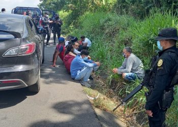 Capturan a hombre que transportaba a ocho extranjeros indocumentados