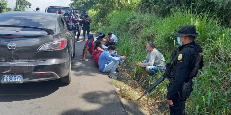 Capturan a hombre que transportaba a ocho extranjeros indocumentados