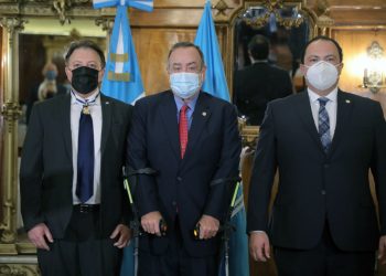 Presidente Giammattei condecora a Julio Carranza, representante y director de Unesco Guatemala