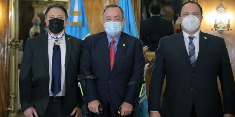 Presidente Giammattei condecora a Julio Carranza, representante y director de Unesco Guatemala