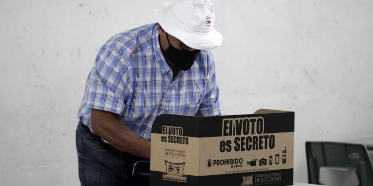 Costa Rica mira hacia la segunda ronda electoral con economía como prioridad