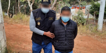 El detenido poseía material pornográfico de menores de edad.