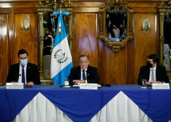 Presidente lidera presentación de plataforma.