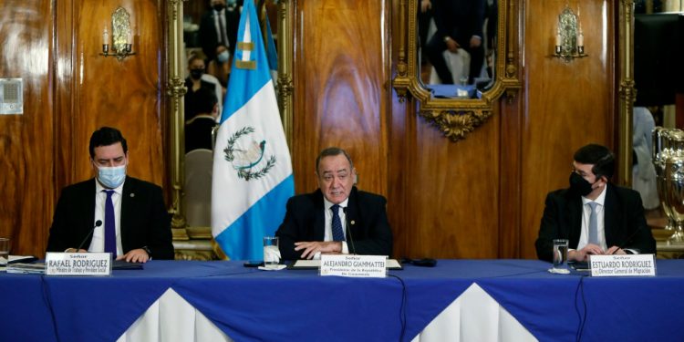 Presidente lidera presentación de plataforma.