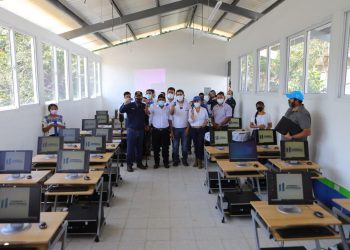 El instituto cuenta con tecnología en el aula para fomentar la calidad educativa.