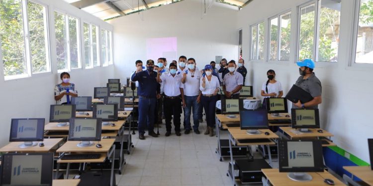 El instituto cuenta con tecnología en el aula para fomentar la calidad educativa.