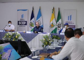 El mandatario Giammattei instó a los alcaldes de Izabal a impulsar obras para el desarrollo de la población.