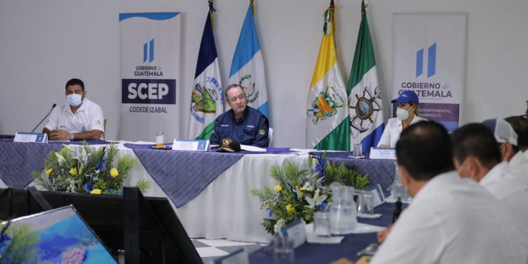 El mandatario Giammattei instó a los alcaldes de Izabal a impulsar obras para el desarrollo de la población.