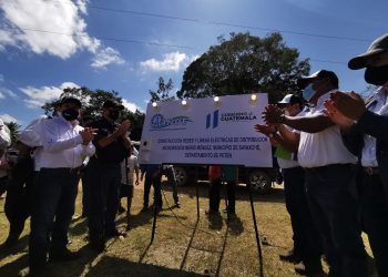 El mandatario Alejandro Giammattei destacó la importancia de continuar trabajando y llevar energía eléctrica a más comunidades de Petén.