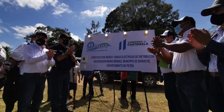 El mandatario Alejandro Giammattei destacó la importancia de continuar trabajando y llevar energía eléctrica a más comunidades de Petén.