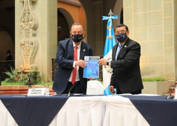 El mandatario Alejandro Giammattei y el titular de la SCEP, Álvaro Díaz.