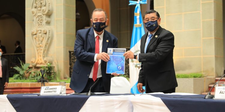 El mandatario Alejandro Giammattei y el titular de la SCEP, Álvaro Díaz.