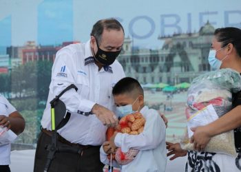 El mandatario Giammattei entregó a estudiantes los programas de asistencia educativa durante el inicio del ciclo escolar 2022.