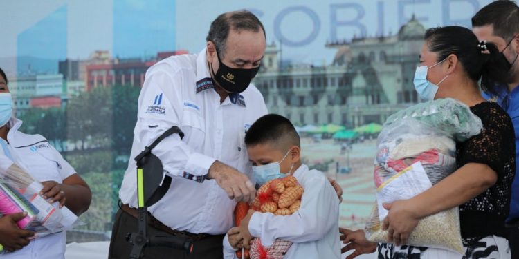 El mandatario Giammattei entregó a estudiantes los programas de asistencia educativa durante el inicio del ciclo escolar 2022.