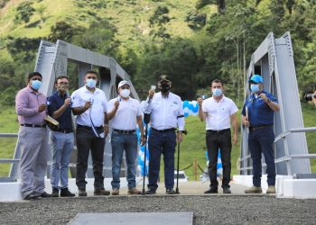 El mandatario destacó la importancia de la construcción del puente que permite fomentar el desarrollo en las comunidades.