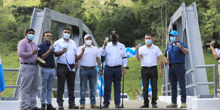 El mandatario destacó la importancia de la construcción del puente que permite fomentar el desarrollo en las comunidades.